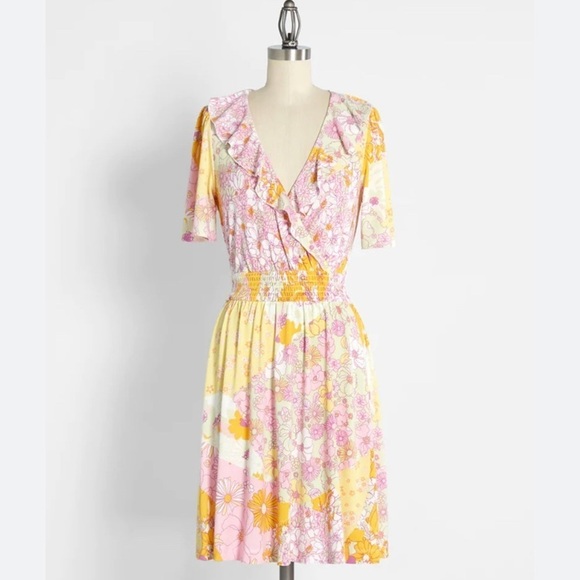 ModCloth Marvelous Flower Medley Surplice Dress Size Medium NWT - Picture 1 of 10
